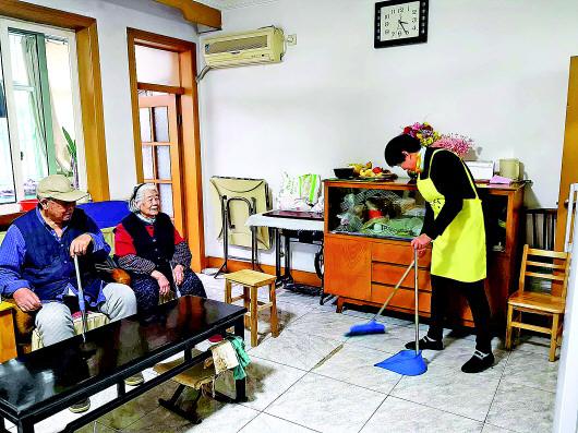 失能老人社區居家養老:有人陪聊有送餐,兒女很安心